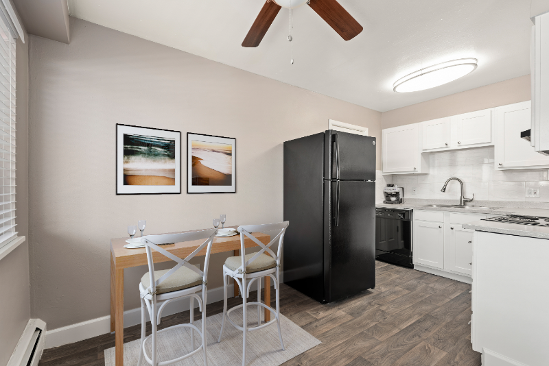 Brighton Apartment: 101 W Egbert St