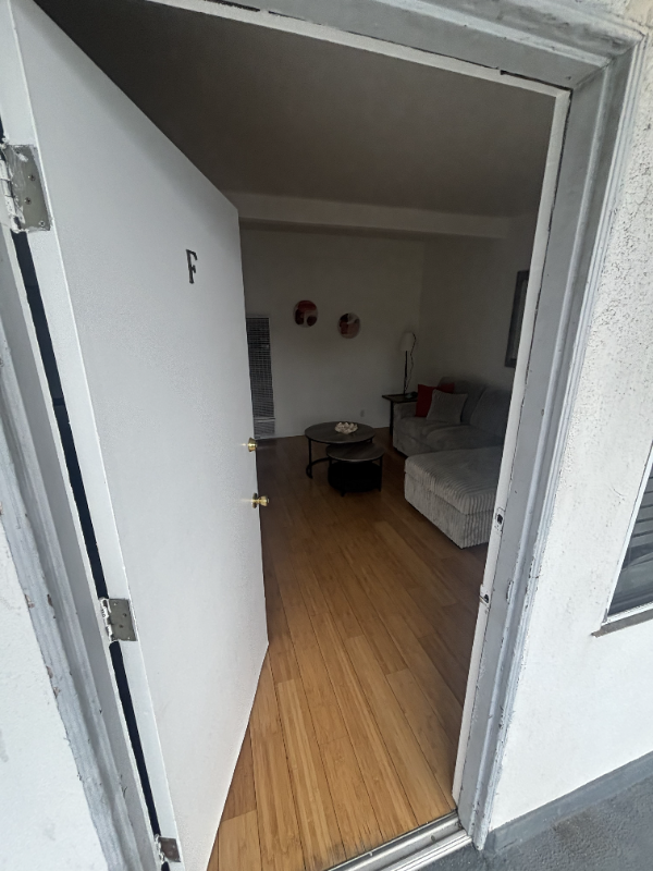 Los Angeles Apartment: 11842 Venice Blvd