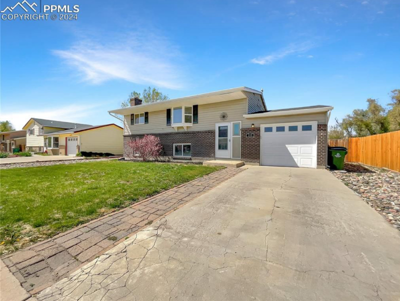 Fountain House: 555 Avenida Del Cielo