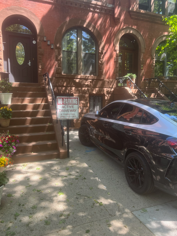 Brooklyn Townhome: 669 Park Pl