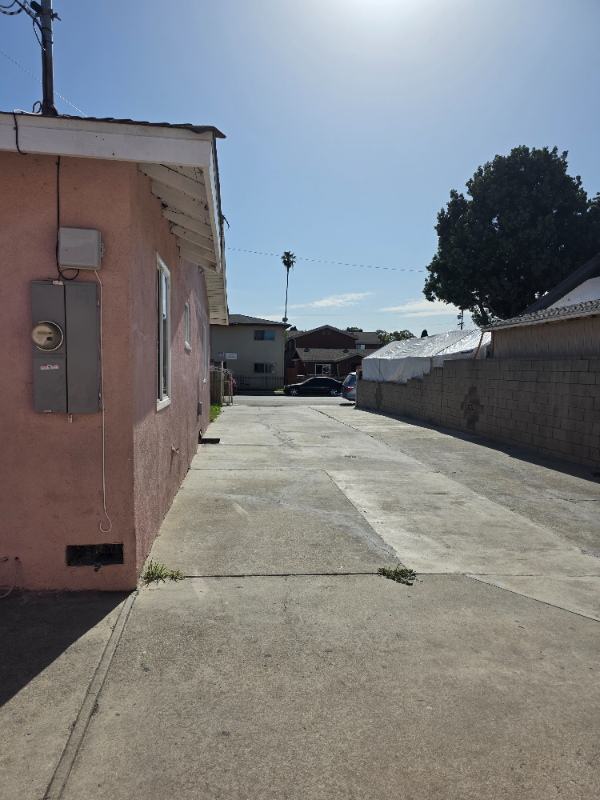 Los Angeles House: 4435 Triggs St