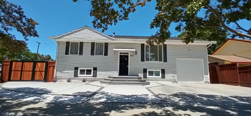 Campbell House: 3947 Via Milano