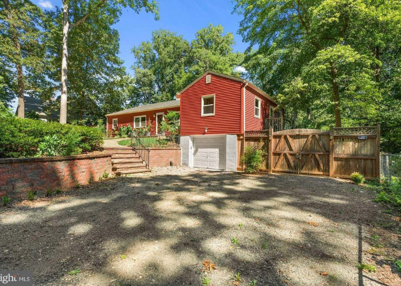 Fairfax House: 10710 rosehaven st