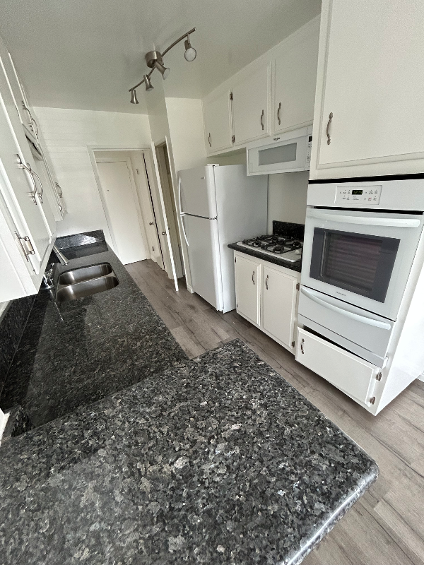 Los Angeles Apartment: 12221 San Vicente Blvd