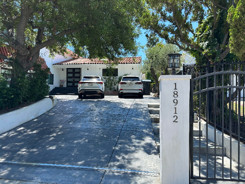 Tarzana House: 18912 Pasadero drive