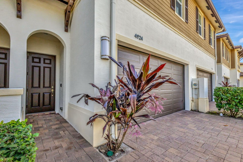 Palm Beach Gardens Townhome: 4924 Pointe Midtown Way