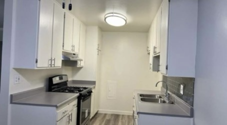 Canoga Park Apartment: 8834 Topanga Canyon Blvd