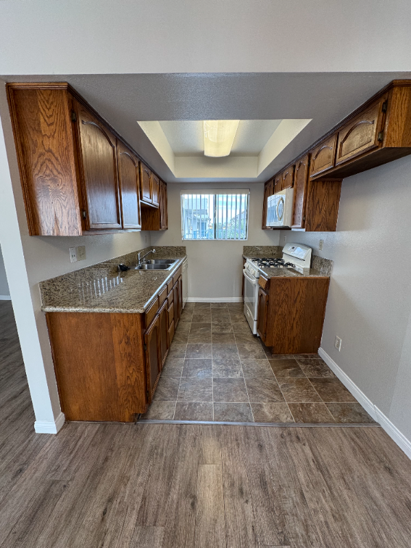 Burbank Apartment: 515 E Elmwood Ave