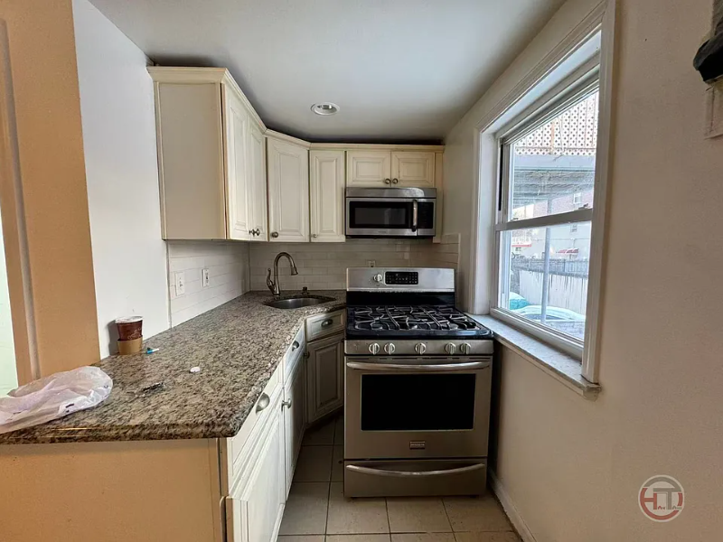 Bronx Townhome: 1027 Throgmorton Ave