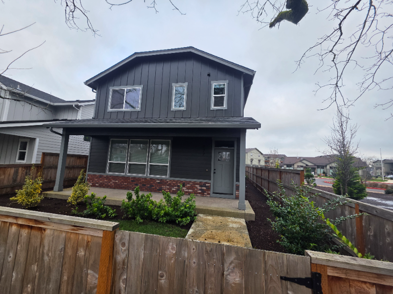 Salem House: 877 Park Ave NE