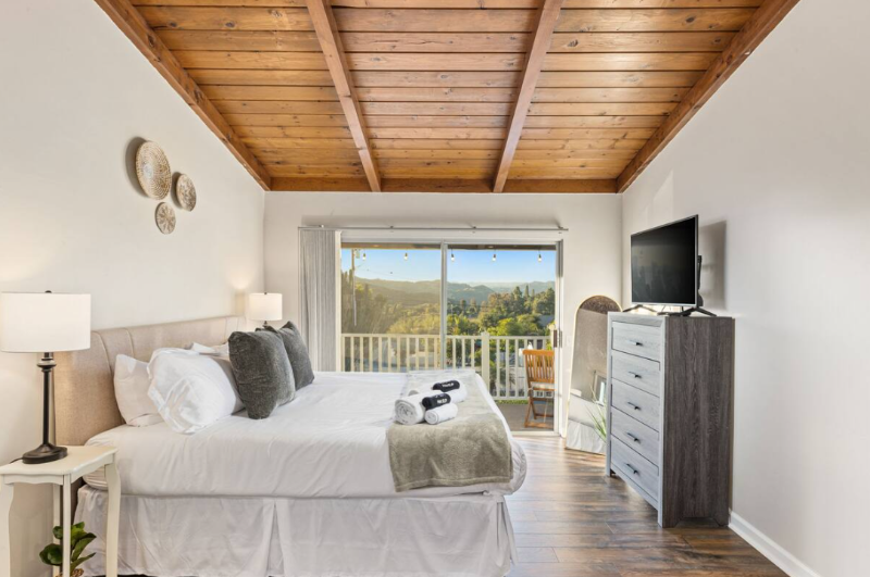 Fallbrook House: 321 West Kalmia Street