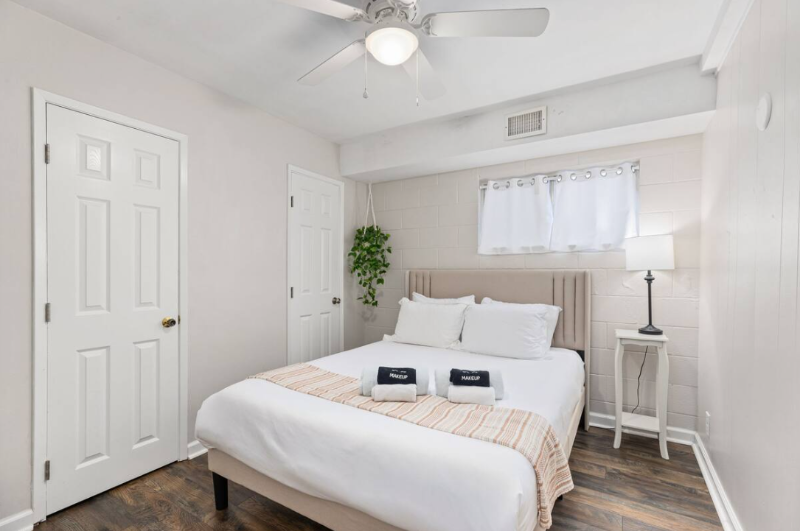 Fallbrook House: 321 West Kalmia Street