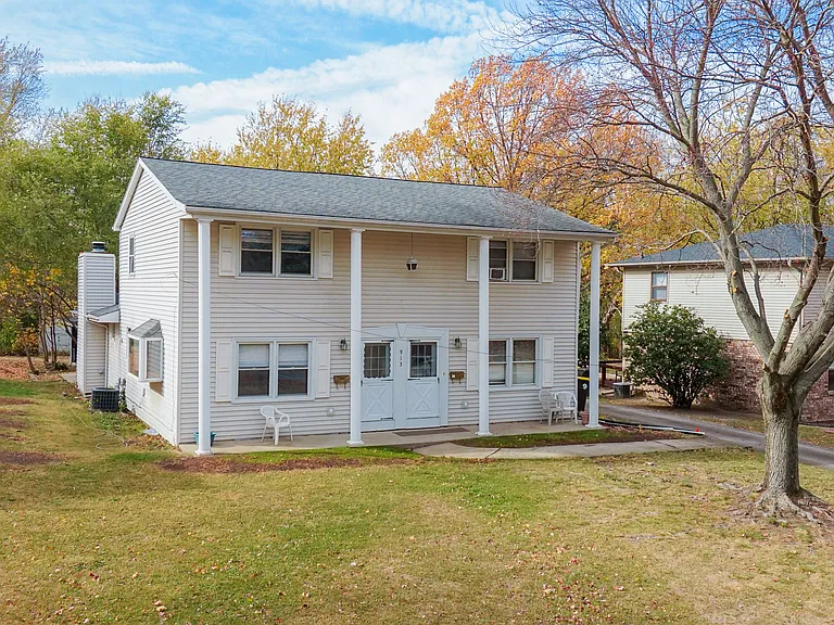 Normal Townhome: 913 So. Linden