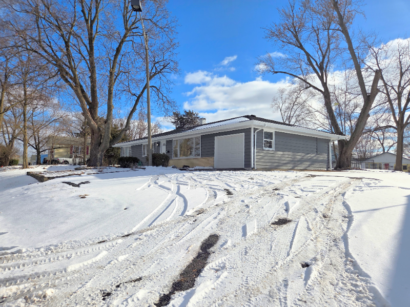 ROUND LAKE PARK House: 29 E. LAKE SHORE DRIVE