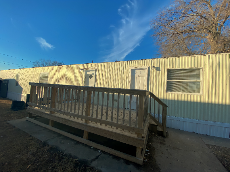 Marshall House: 777 E Yerby St