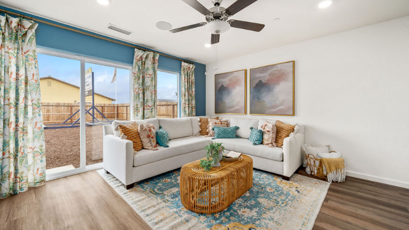 Tulare House: 2043 W Pleasant Ave