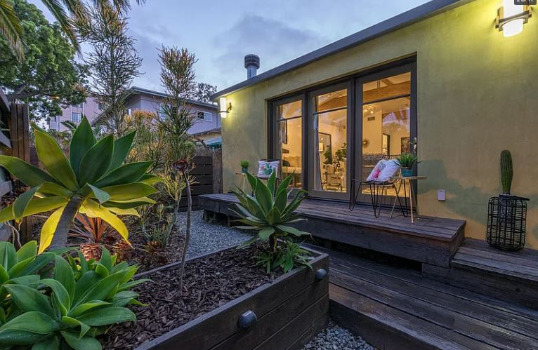 Mar Vista House: 13263 Venice Blvd