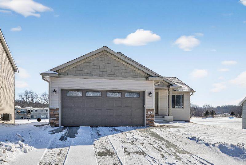 Rochester House: 2412 Hadley Hills DR NE