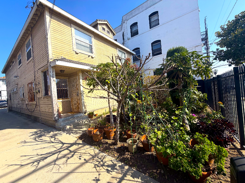 Los Angeles Townhome: 1503 W Adams Boulevard