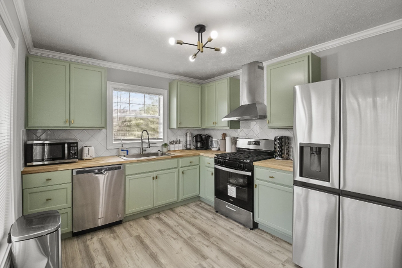 McDonough House: 216 River Birch Dr