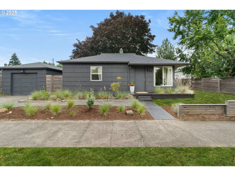 Portland House: 841 NE 77th Ave
