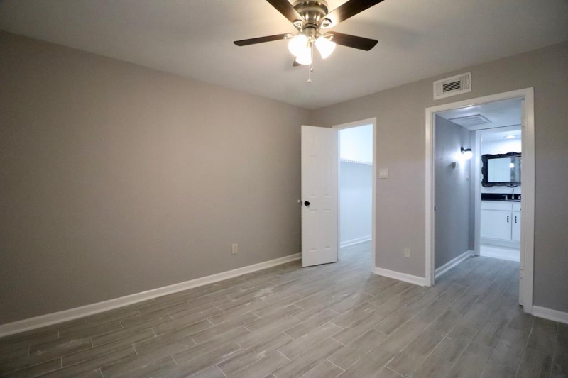 Houston Condo: 5929 Queensloch Dr