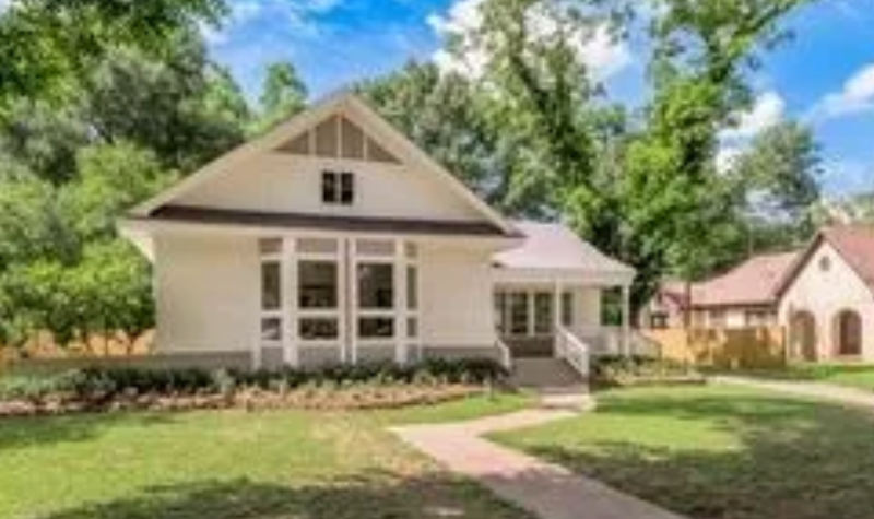 Crockett House: 924 E Houston Ave