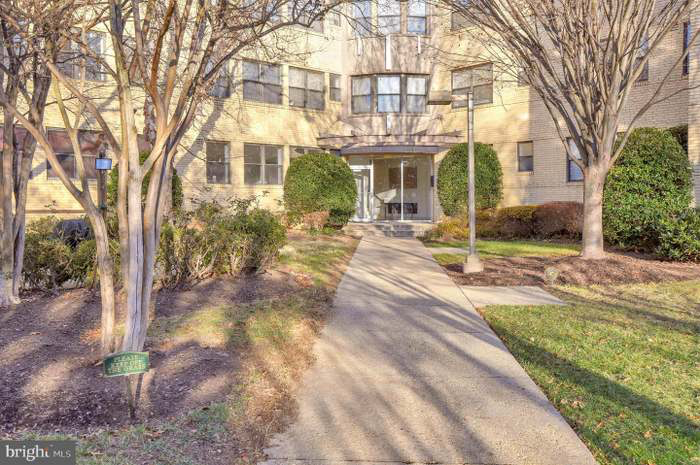 Washington Apartment: 212 Oakwood St SE