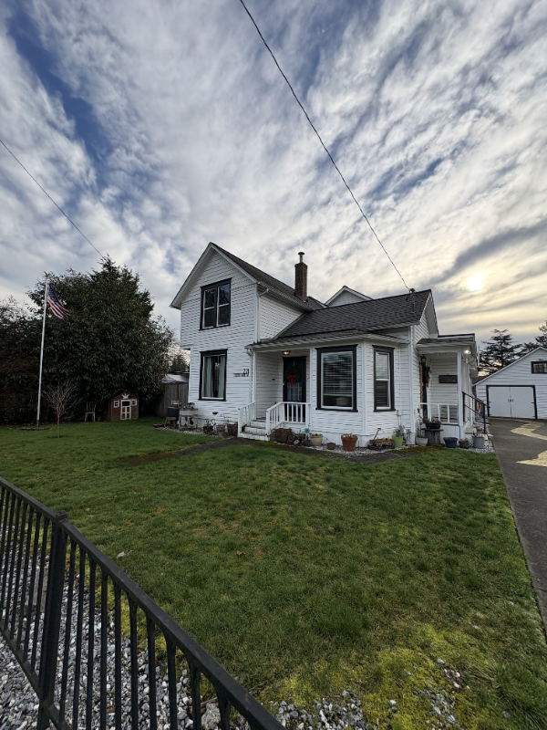 Orting House: 221 Eldredge Ave SW