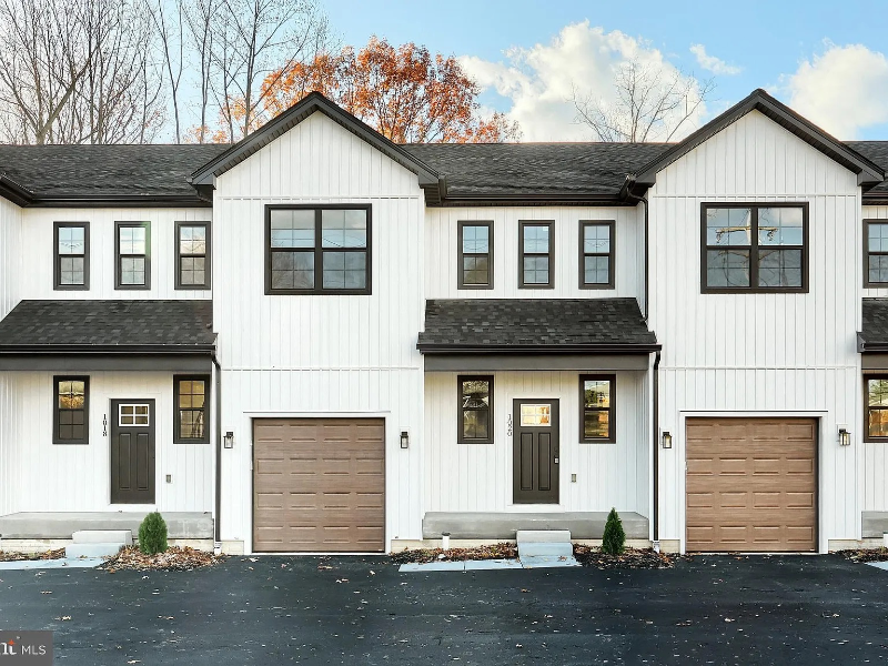 York Townhome: 1022 Trinity Rd