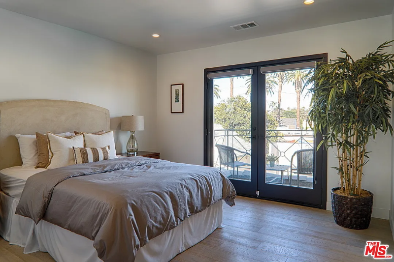 Los Angeles House: 300 N Plymouth Blvd