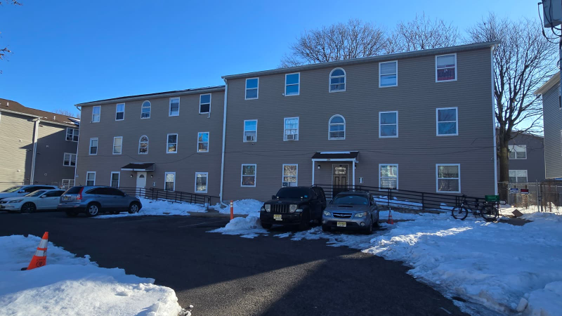Newark Apartment: 384 S 6th St