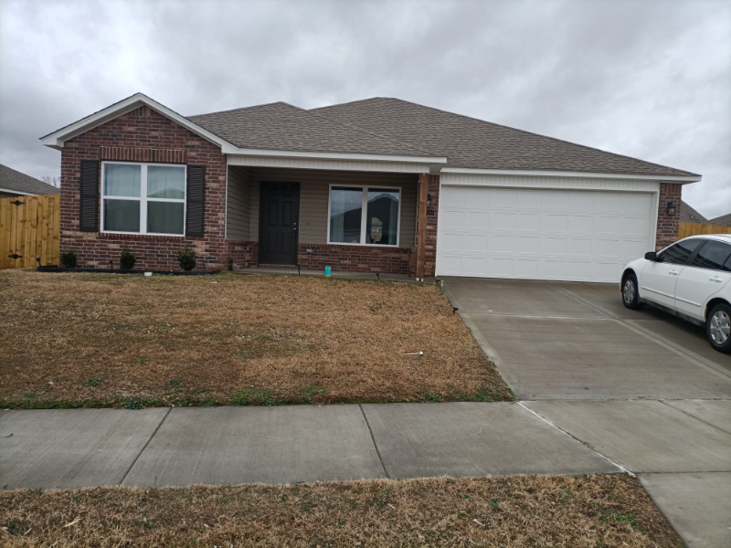 Fayetteville House: 2801 W McLaren Dr