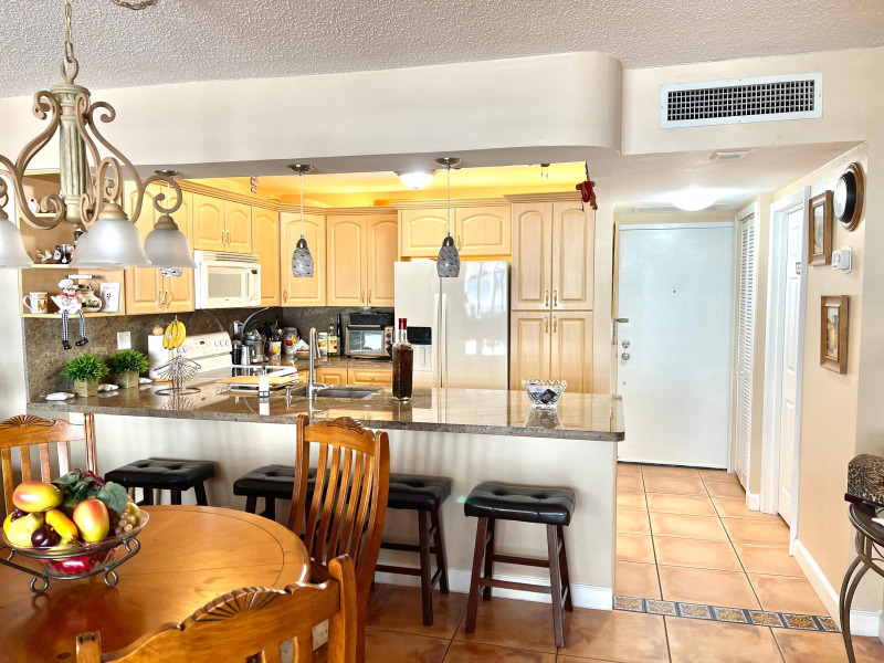 Hollywood Apartment: 3725 S. Ocenan Dr #421