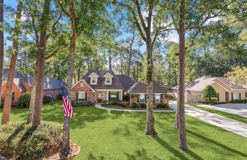 Mandeville House: 350 Greenleaves Blvd