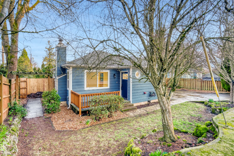 Salem House: 1022 Parkway Dr NW,