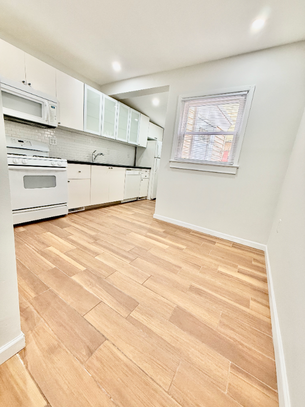 Philadelphia House: 2606 E Madison St