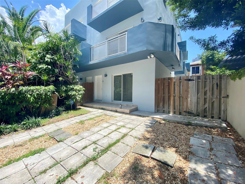 Miami Townhome: 235 SW 17th Rd