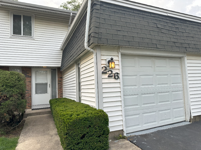 Bolingbrook Townhome: 226 Walker Dr