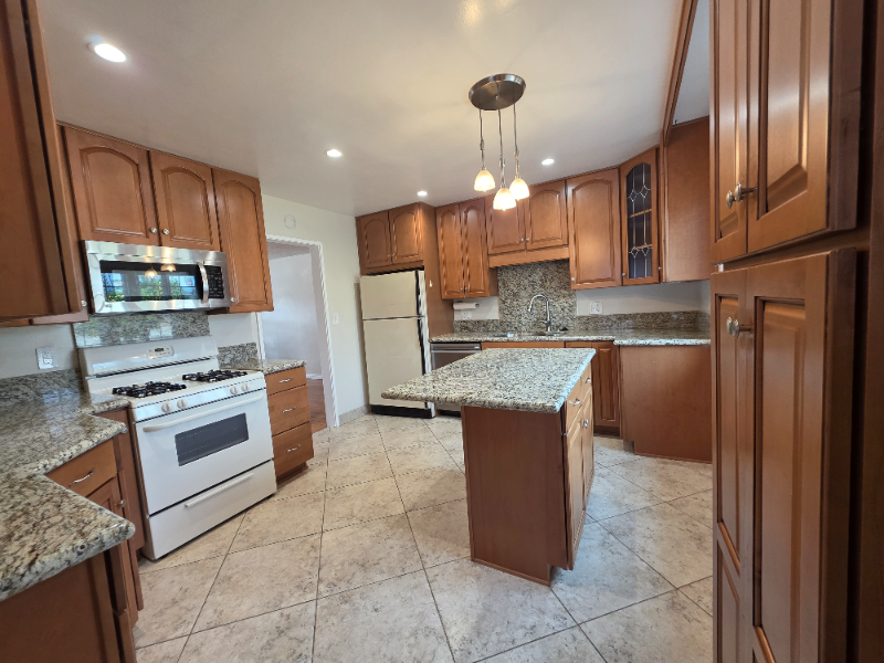 Pasadena House: 470 Mercury Ln