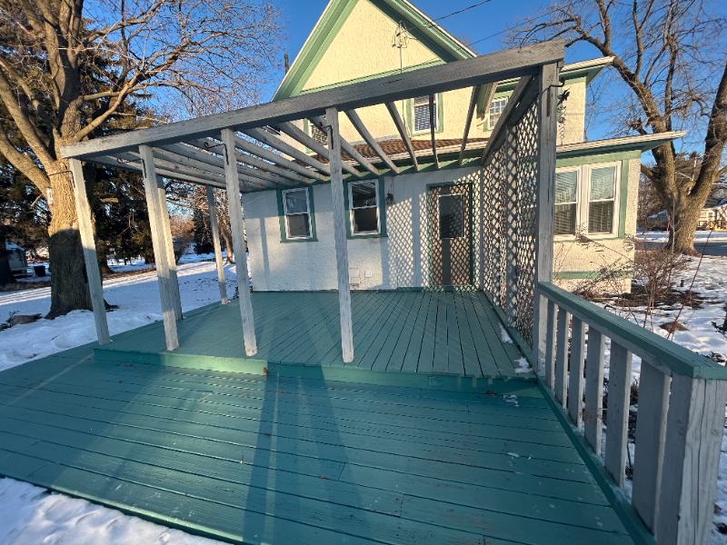 Walworth House: 201 N Bonito St