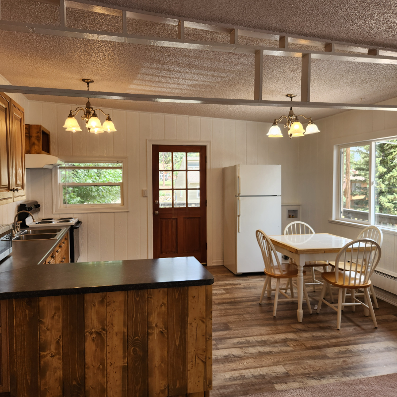 Woodland Park Apartment: 919 W. Lorraine Avenue