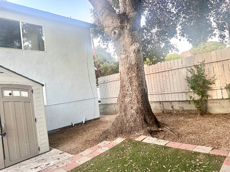 Sunland House: 7802 Apperson St