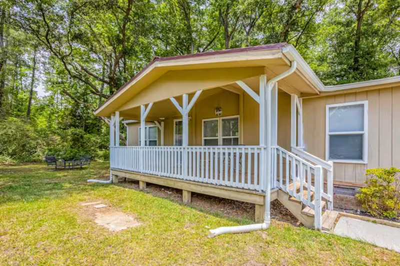 Shallotte House: 232 Suburban St SW