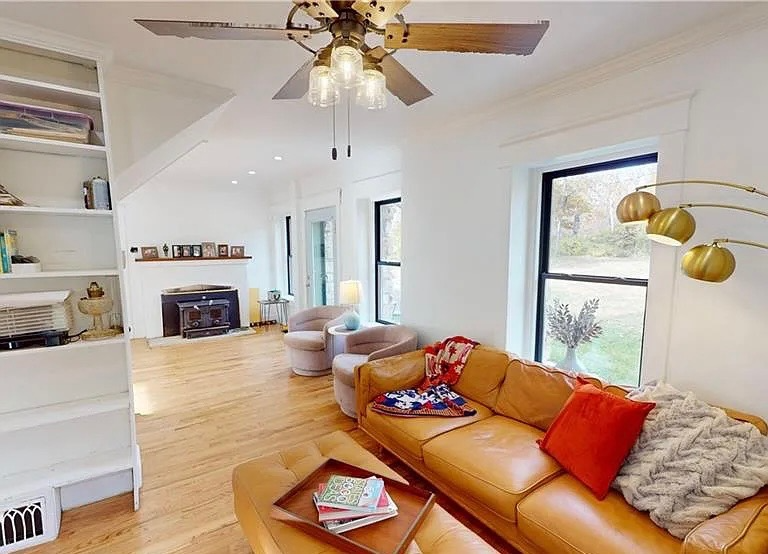 Kansas City House: 3101 E 91st St