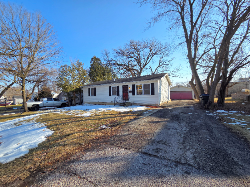 ROUND LAKE HEIGHTS House: 817 TOMAHAWK TRL