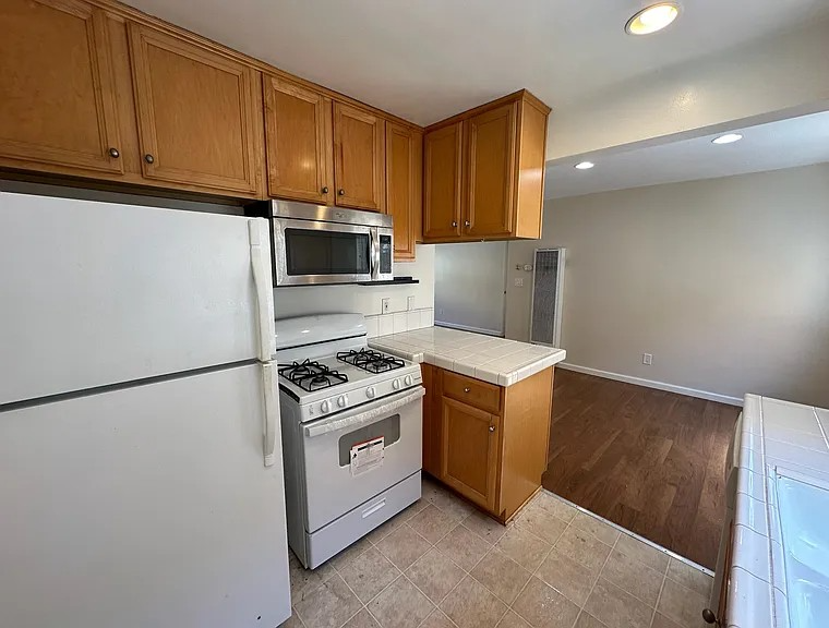 Redondo Beach Condo: 2103 Carnegie Ln