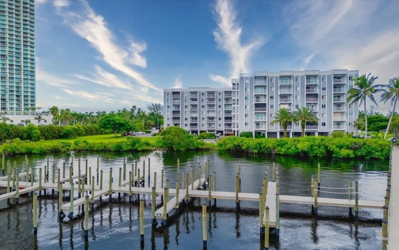 Fort Myers Condo: 2885 Palm Beach Blvd