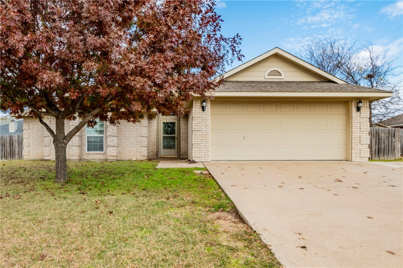 Hewitt House: 208 Pearl Dr,