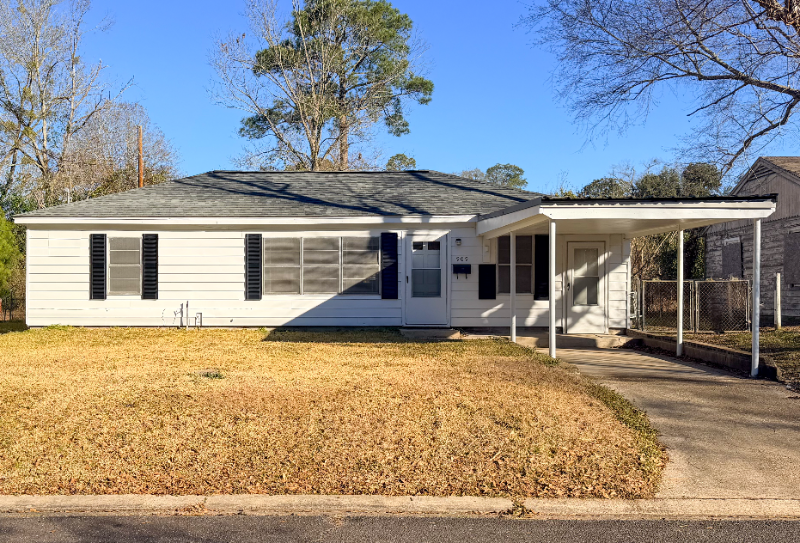DeRidder House: 909 Lake Court Drive